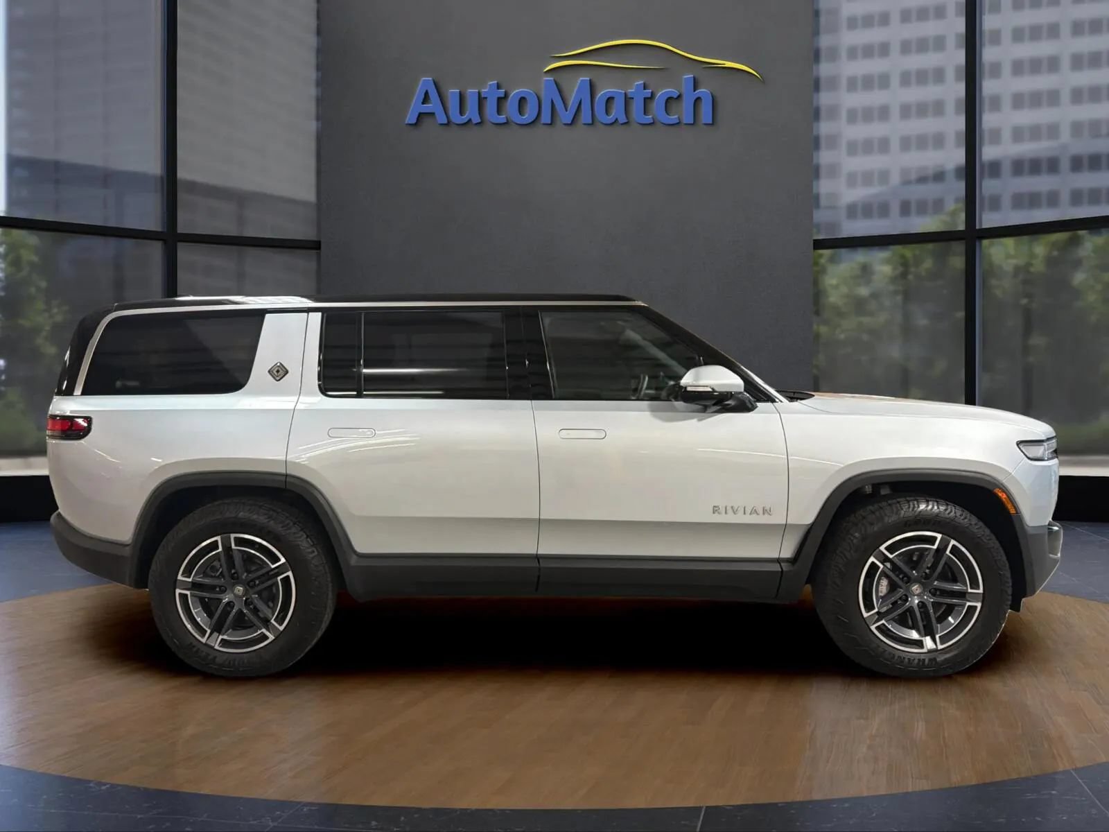 Used 2025 Rivian R1S Adventure Dual AWD/4WD image 12