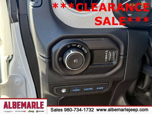 Used 2025 Jeep Wrangler Unlimited Sahara w/ Safety Group image 17