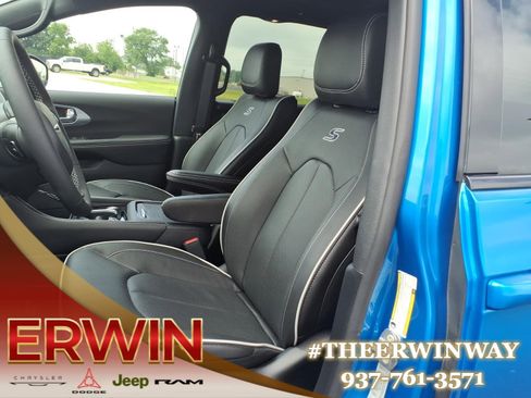 Used 2026 Chrysler Pacifica Limited w/ S Appearance Package FWD image 12