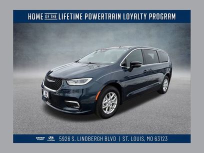 Used 2025 Chrysler Pacifica Select