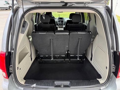 Used 2018 Dodge Grand Caravan SXT FWD image 18