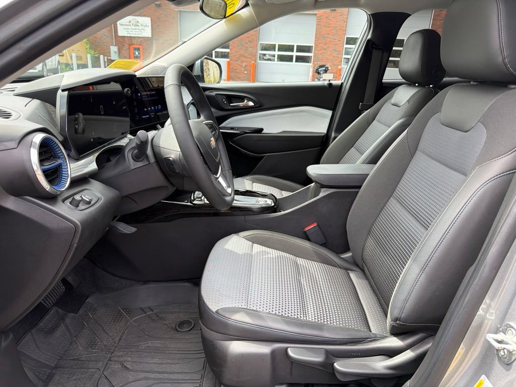 Used 2024 Chevrolet Trax LT w/ Sunroof Package FWD image 16