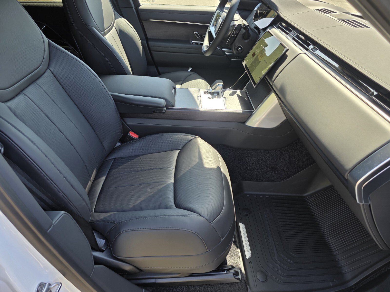 New 2026 Land Rover Range Rover Long Wheelbase SE AWD/4WD image 3