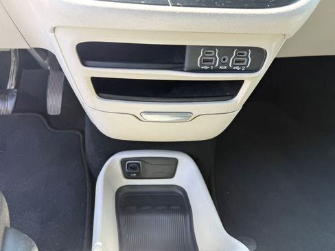 Used 2022 Chrysler Voyager LX FWD image 13