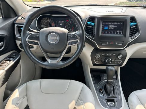 Used 2021 Jeep Cherokee Latitude Plus w/ Mopar Interior Package FWD image 18