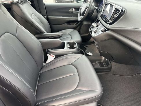 New 2026 Chrysler Pacifica Select FWD image 18