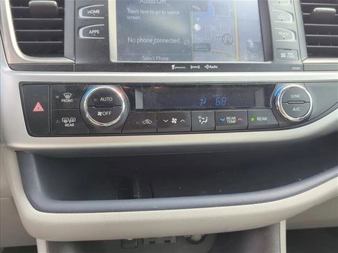 Used 2019 Toyota Highlander XLE image 18