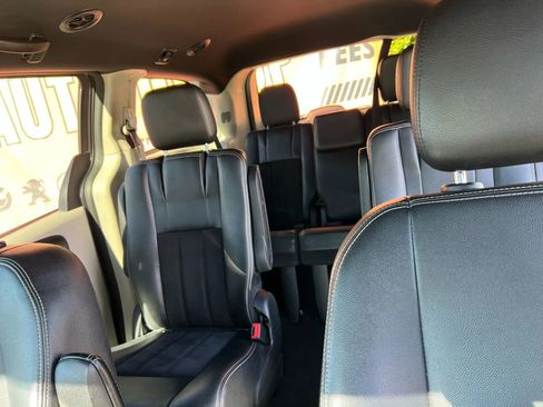 Used 2019 Dodge Grand Caravan SXT image 12