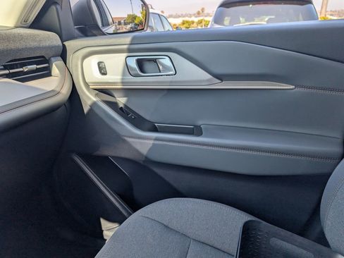 Used 2025 Ford Explorer Active RWD image 30
