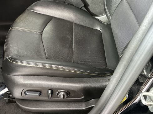 Used 2023 Chevrolet Equinox Premier FWD image 12