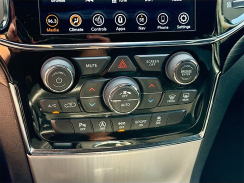 Used 2021 Jeep Grand Cherokee Laredo X image 15