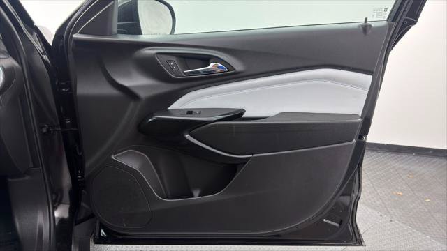 Used 2025 Chevrolet Trax LT w/ LT Convenience Package FWD image 23