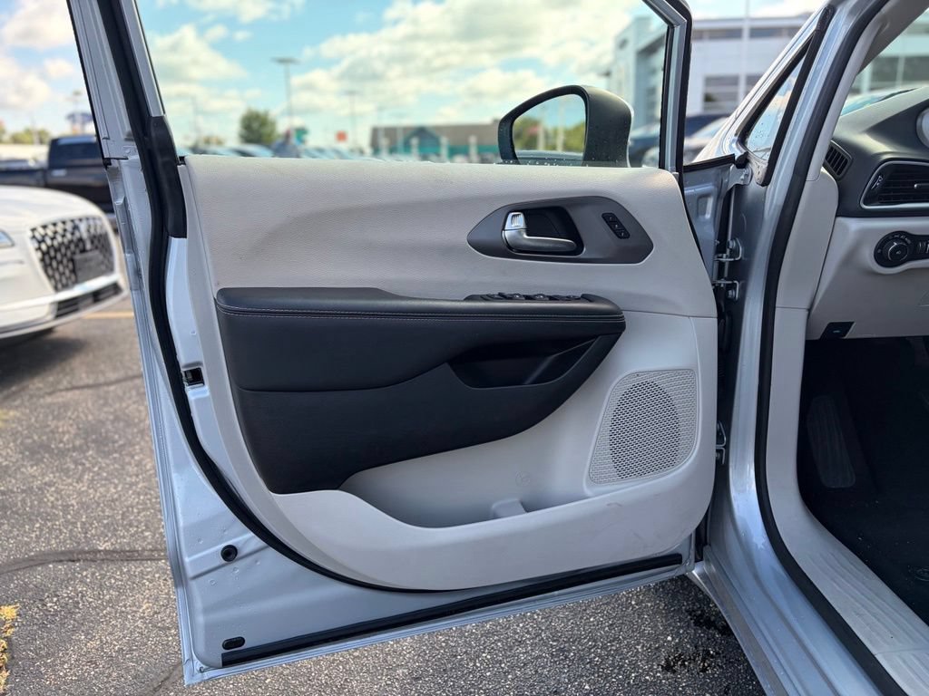 Certified 2023 Chrysler Pacifica Touring-L FWD image 19