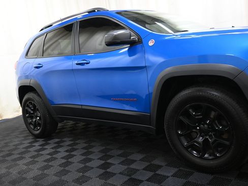 Used 2019 Jeep Cherokee Trailhawk w/ Comfort/Convenience Group AWD/4WD image 18