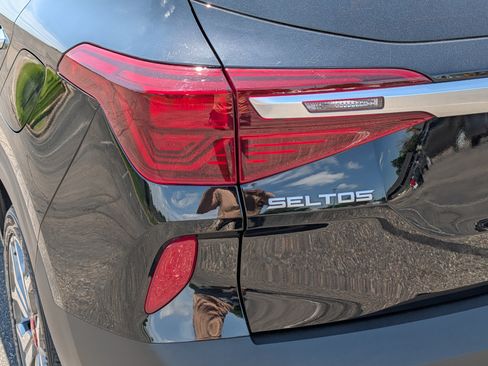 Certified 2023 Kia Seltos SX w/ SX Sunroof Package AWD/4WD image 17