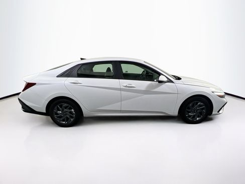 Used 2024 Hyundai Elantra SEL FWD image 4