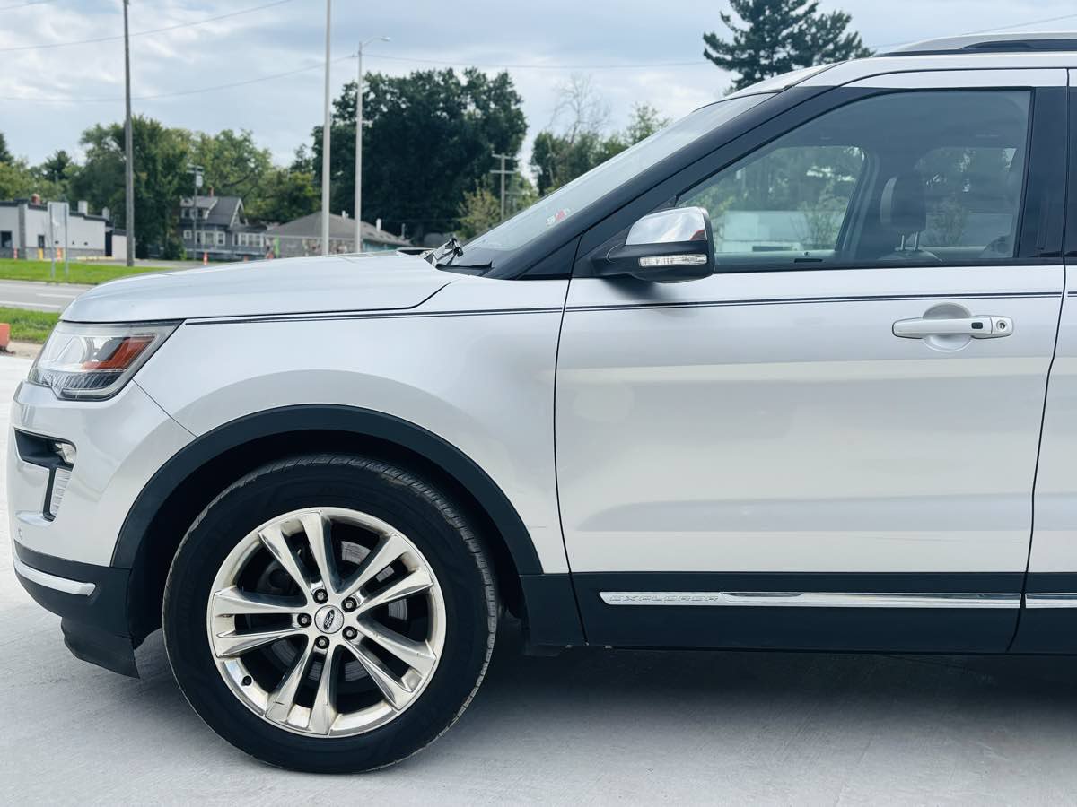 Used 2019 Ford Explorer XLT w/ Equipment Group 202A AWD/4WD image 16