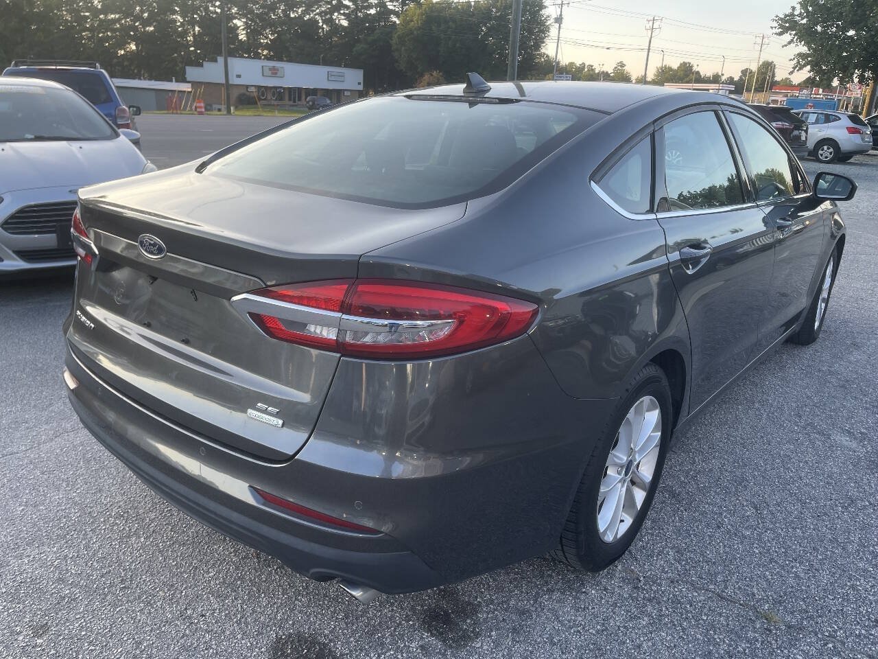 Used 2020 Ford Fusion SE FWD image 5
