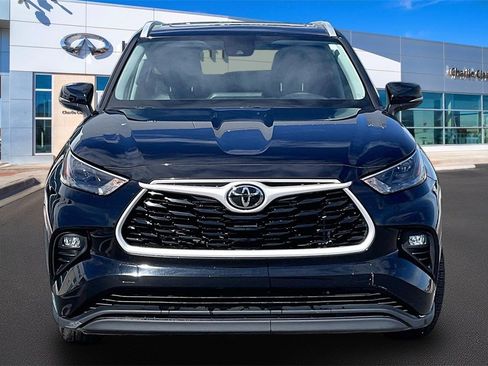 Used 2024 Toyota Highlander XLE image 3