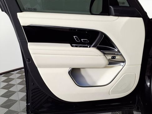 Used 2025 Land Rover Range Rover SE image 17