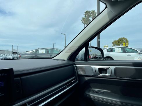 Used 2025 Hyundai Santa Fe SEL FWD image 38