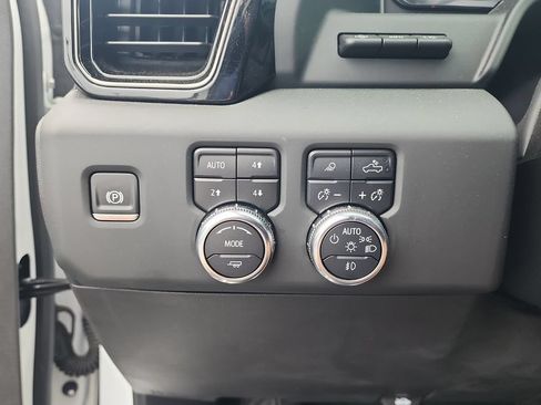Certified 2024 GMC Sierra 1500 AT4 w/ Technology Package AWD/4WD image 18