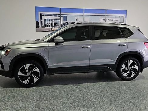 Certified 2024 Volkswagen Taos SE w/ Panoramic Sunroof Package AWD/4WD image 5