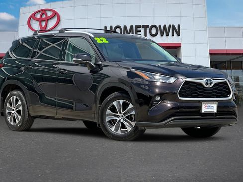 Used 2022 Toyota Highlander XLE AWD/4WD image 2