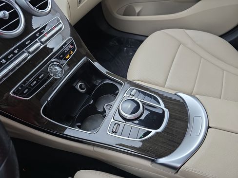 Used 2018 Mercedes-Benz C 300 4MATIC Sedan image 23