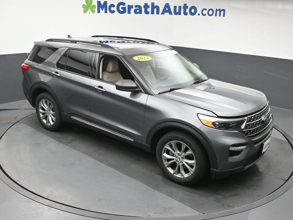 Used 2023 Ford Explorer XLT w/ Equipment Group 202A AWD/4WD image 3