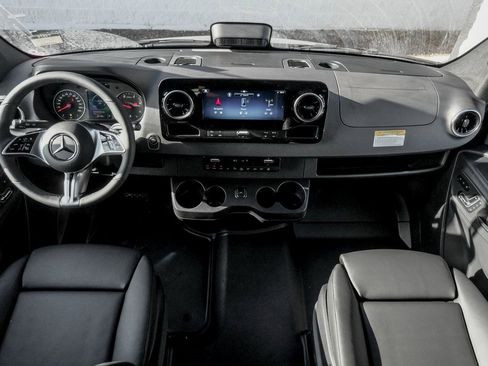 Used 2025 Mercedes-Benz Sprinter 2500 image 20