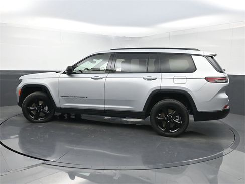 Used 2023 Jeep Grand Cherokee L Laredo image 45