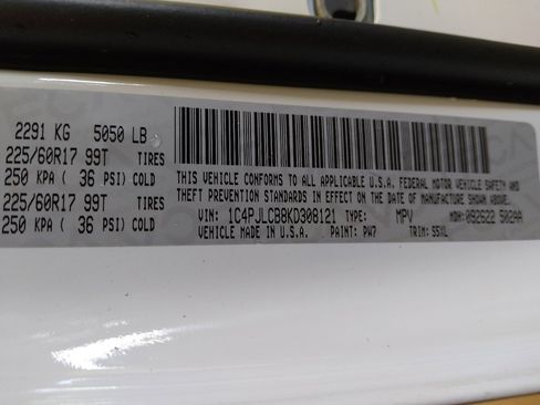 Used 2019 Jeep Cherokee Latitude w/ Cold Weather Group FWD image 33