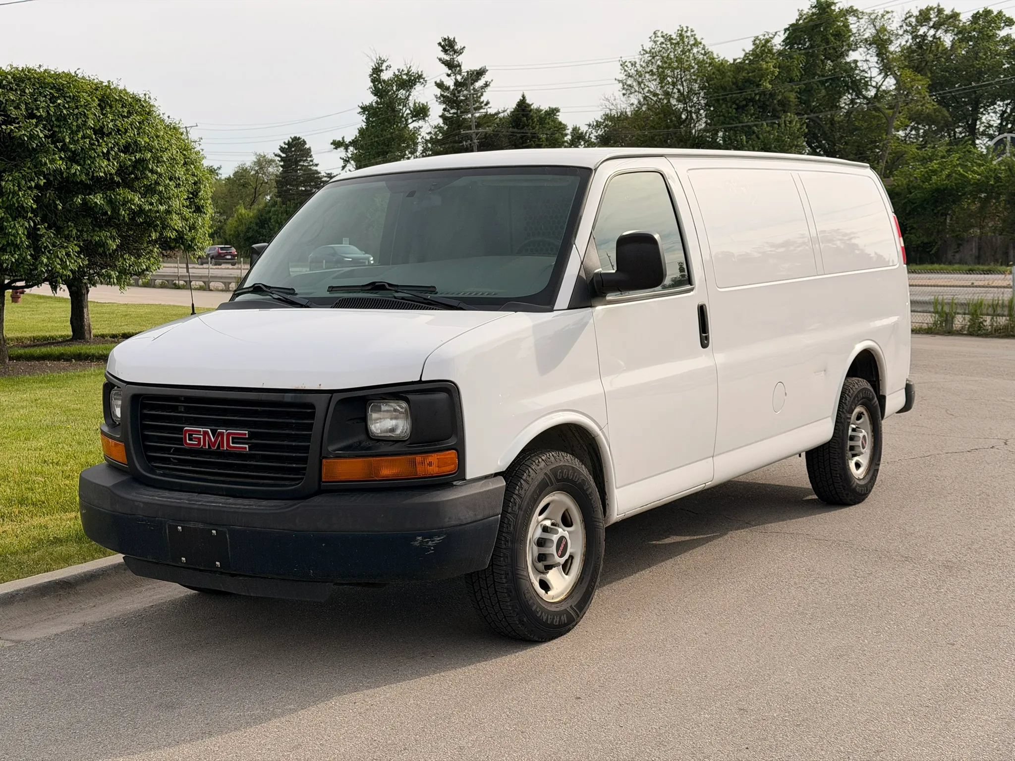 Used 2015 GMC Savana 2500 RWD image 1