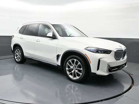 New 2025 BMW X5 xDrive40i w/ Parking Assistance Package image 3