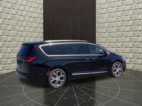 Certified 2024 Chrysler Pacifica Pinnacle FWD image 4