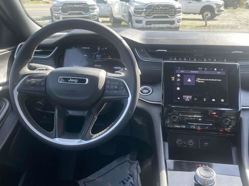 Used 2025 Jeep Grand Cherokee Laredo X image 23