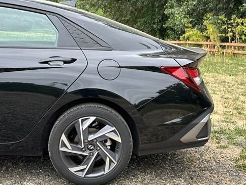 Certified 2025 Hyundai Elantra Sport FWD image 31