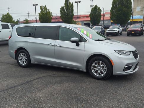 Used 2023 Chrysler Pacifica Touring-L FWD image 1