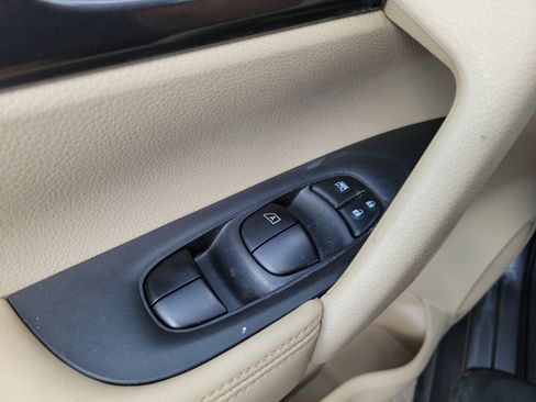 Used 2017 Nissan Rogue SV FWD image 19
