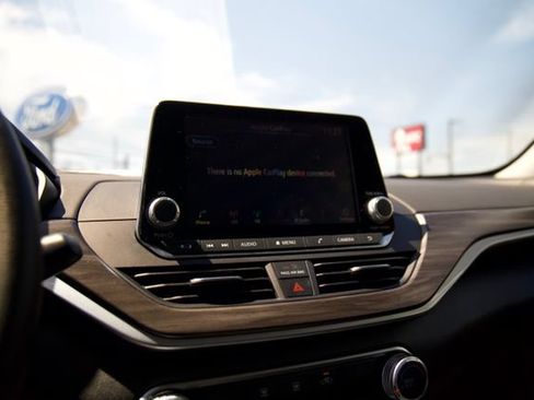 Used 2025 Nissan Altima 2.5 SV FWD image 16