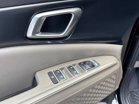 Used 2025 Kia Carnival FWD image 21