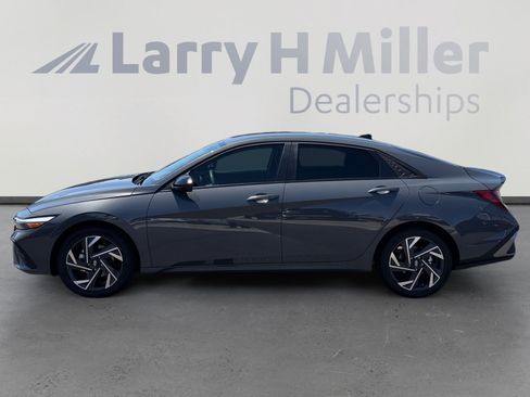 Used 2025 Hyundai Elantra Sport FWD image 2