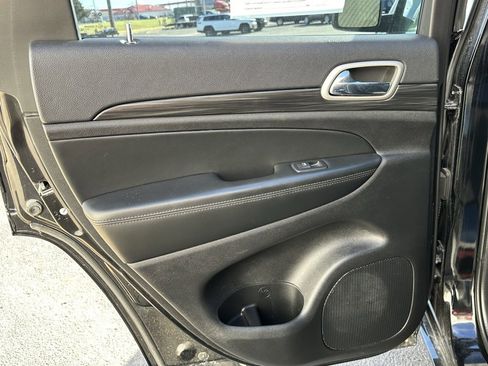 Used 2022 Jeep Grand Cherokee Laredo X image 13