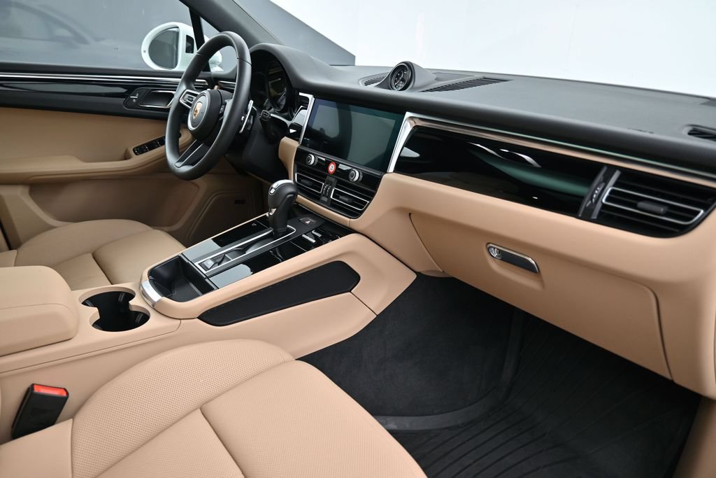 Certified 2026 Porsche Macan AWD/4WD image 14