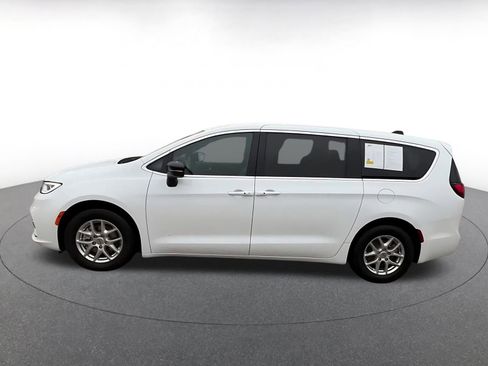 Used 2025 Chrysler Pacifica Select image 9