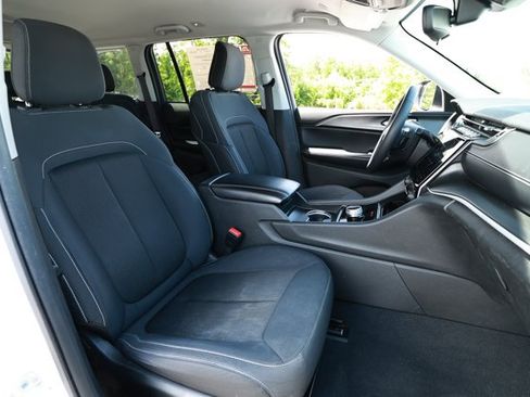Used 2024 Jeep Grand Cherokee Laredo RWD image 28