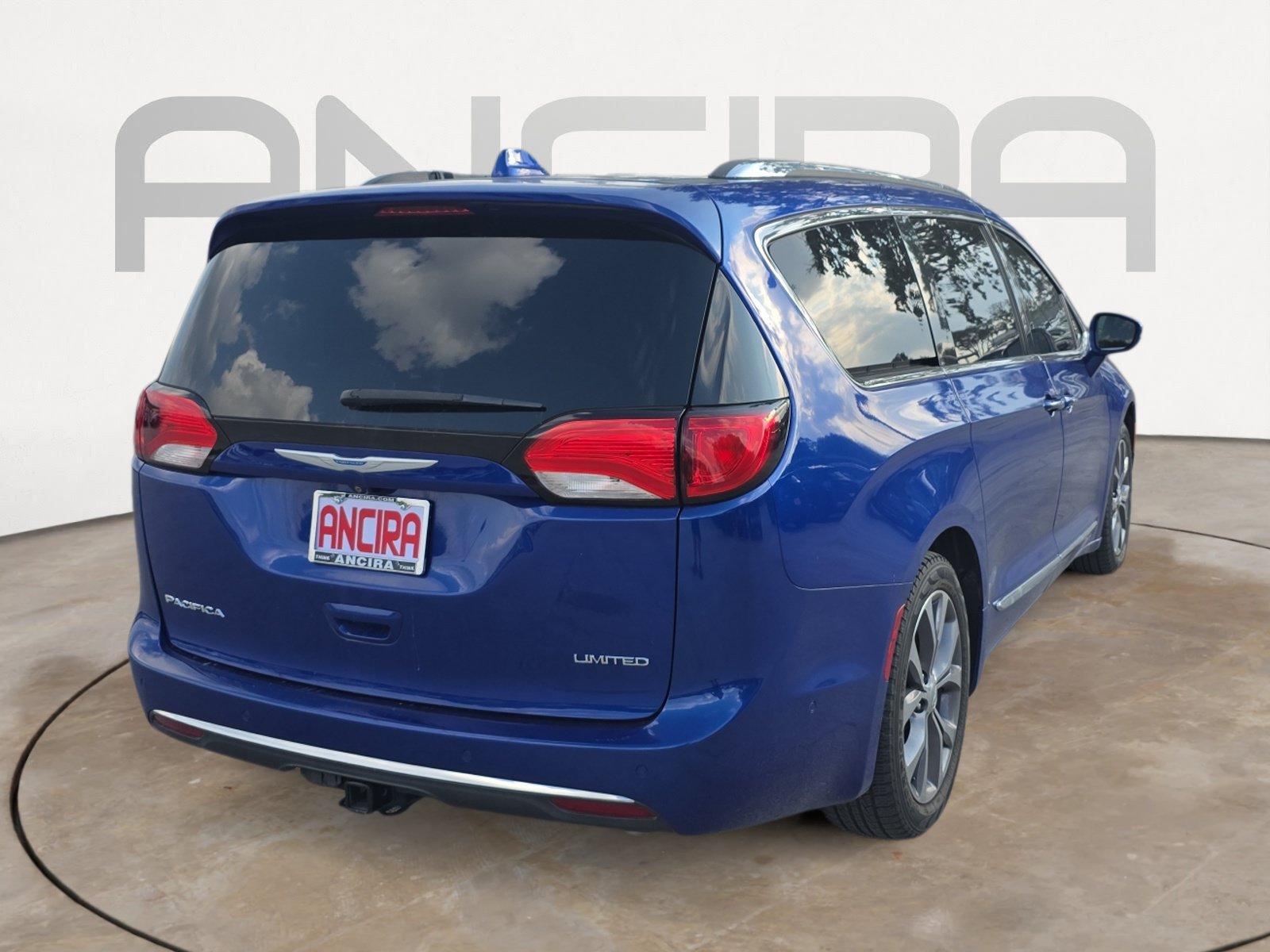 Used 2018 Chrysler Pacifica Limited w/ Tire & Wheel Group FWD image 8