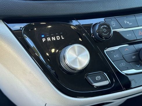 Used 2022 Chrysler Pacifica Touring-L image 15