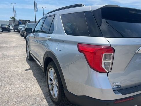 Used 2023 Ford Explorer XLT w/ Equipment Group 202A RWD image 5